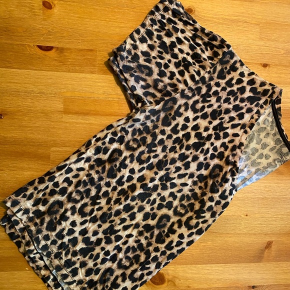 Victoria’s Secret Wide Vneck leopard print Tshirt - Picture 2 of 5